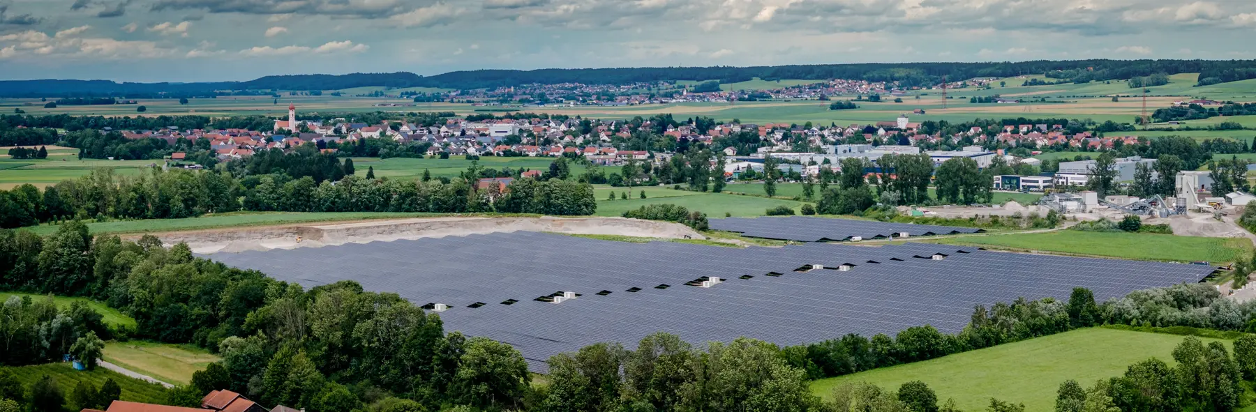 Luftaufnahme von Heimertingen mit Photovoltaik-Freiflächen und Umland
